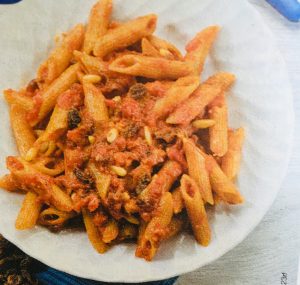 la Pasta con pomodori secchi, uvetta e pinoli Ã¨ un piatto particolarmente gustoso reso leggermente dolce dall'uvetta 