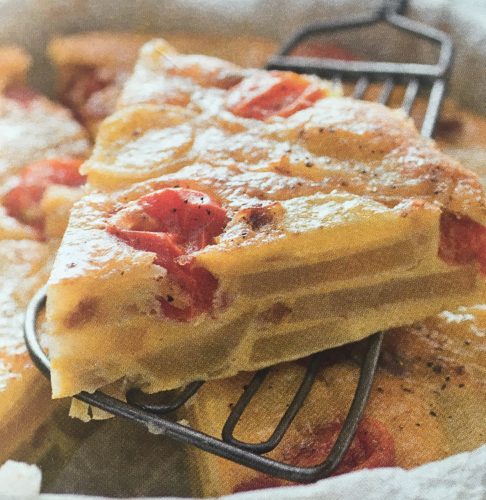 la frittata all'amatriciana è una preparazione con pancetta, cipolla, patate e pecorino. Può essere un piatto unico