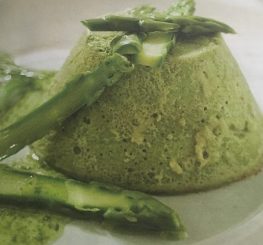 La mousse agli asparagi è una preparazione a base di verdure molto dlicataa