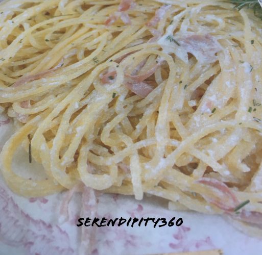 Gli spaghetti alla chitarra con ricotta, mortadella e rosmarino è un primo piatto molto gustoso