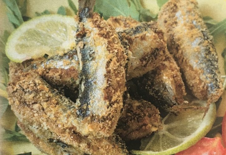 Le sarde ripiene e fritte sono un piatto di pesce della cucina mediterranea