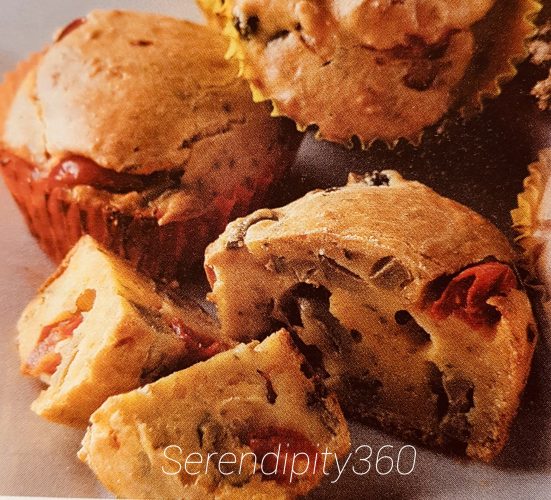 I muffin salati con olive e pomodori sono una preparazione salata con olive e pomodori secchi