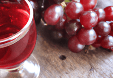 Il succo d’uva è una bevanda gustosa e rinfrescante, molto apprezzata per il suo sapore dolce e fruttato.Il succo d'uva è una bevanda dolce e rinfrescante ottenuta dalla spremitura delle uve mature. È ricco di vitamine, minerali e antiossidanti, ed è ampiamente apprezzato per il suo sapore delizioso. Il succo d'uva è una scelta salutare e naturale per dissetarsi e può essere consumato in diversi momenti della giornata.