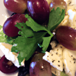 L'insalata di uva fragola e formaggio di capra è un piatto fresco, leggero e ricco di sapori contrastanti.L'insalata di uva fragola e formaggio di capra è un'opzione versatile che può essere servita come antipasto, contorno o anche come piatto principale leggero