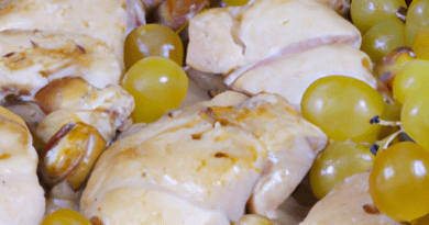 Il Petto di Tacchino con Castagne e Uva è un piatto che combina sapori dolci e salati in modo equilibrato. il petto di tacchino succulento con le castagne e l'uva, creando un piatto ricco di sapore e contrasti.