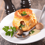 Il soufflé di castagne e funghi è un piatto raffinato e delizioso, perfetto per deliziare i palati più esigenti. Il soufflé di castagne e funghi è un piatto straordinario che regalerà ai tuoi ospiti un'esperienza culinaria indimenticabile.