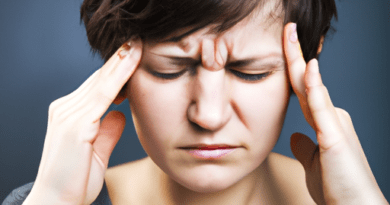 Il mal di testa tensivo è una delle forme più comuni di mal di testa. Il mal di testa tensivo può essere causato da una varietà di fattori, tra cui lo stress, la tensione muscolare, la postura scorretta, il sonno insufficiente, l'ansia e la depressione.