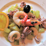 L'insalata di mare con polpo, gamberi e calamari è un piatto fresco, leggero e gustoso che combina una varietà di frutti di mare.L'insalata di mare con polpo, gamberi e calamari è un'opzione versatile che può essere personalizzata in base ai gusti individuali.