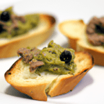 I crostini con paté di olive e capperi sono un antipasto o aperitivo semplice e gustoso