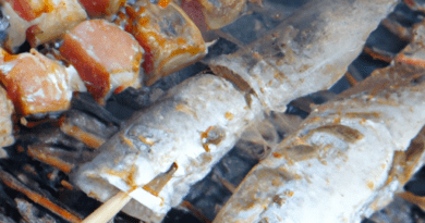 Gli spiedini di pesce alla griglia sono un piatto gustoso e versatile, perfetto per il cenone di Natale