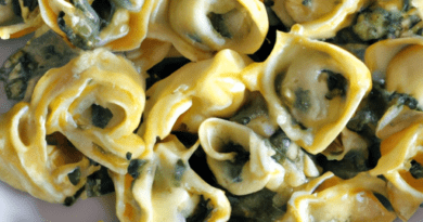  I tortellini al forno con spinaci e formaggio offrono un mix di sapori irresistibili. La combinazione di tortellini ripieni di formaggio, spinaci freschi e salsa di pomodoro crea un piatto ricco e gustoso.