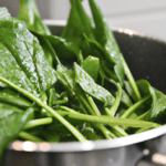 Gli spinaci sono una verdura a foglia verde scura che sono famosi per il loro alto contenuto di nutrienti e i numerosi benefici per la salute che offrono