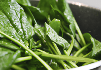 Gli spinaci sono una verdura a foglia verde scura che sono famosi per il loro alto contenuto di nutrienti e i numerosi benefici per la salute che offrono