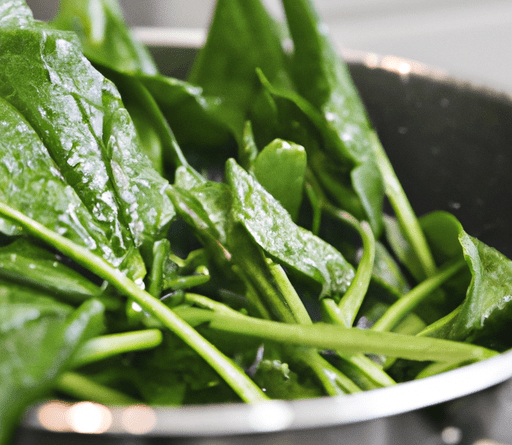 Gli spinaci sono una verdura a foglia verde scura che sono famosi per il loro alto contenuto di nutrienti e i numerosi benefici per la salute che offrono