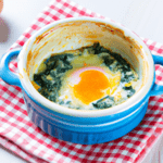 Le uova in cocotte con spinaci e formaggio offrono una combinazione irresistibile di sapori, nutrienti e facilità di preparazione.