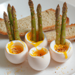 Le "Uova alla coque con asparagi e crostini" è una ricetta che combina ingredienti gustosi e crea un piatto bilanciato e delizioso.